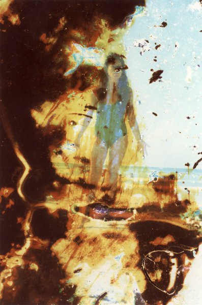 Personne debout sur une plage. Fragment très abîmé.ᴬᴵ