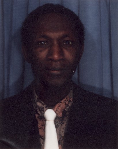 Visage d’homme avec costume et cravate blanche.
