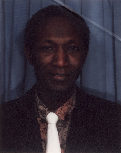Visage d’homme avec costume et cravate blanche.