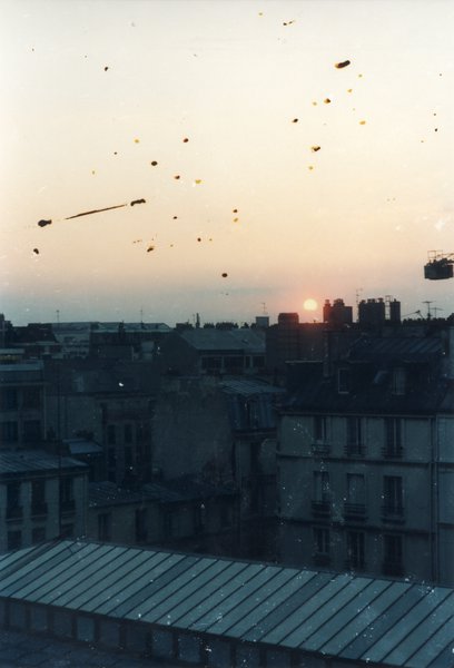 Soleil couchant sur les toits de Paris.