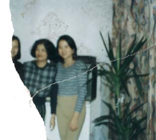 Trois jeunes femmes debout accolées posent dans un appartement. Fragment.