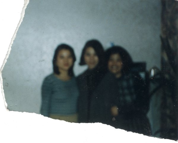 Trois jeunes femmes debout accolées. Fragment.