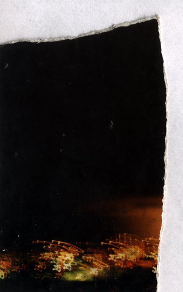 Lumières de ville la nuit. Fragment déchiré.ᴬᴵ