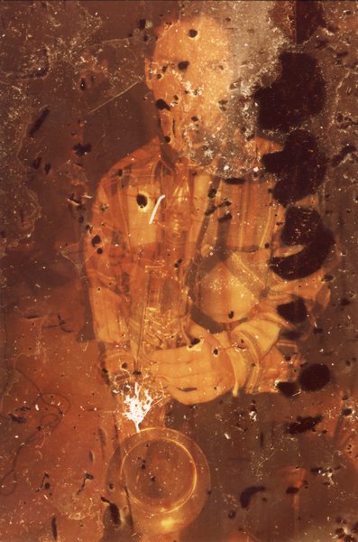 Saxophoniste. Image abîmée.