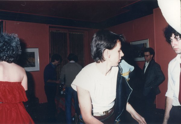 Intérieur d’appartement avec jeunes gens debout.