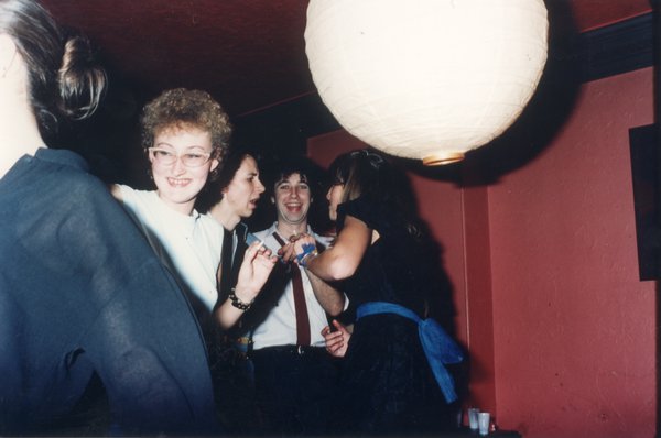 Fête dans un appartement avec personnes joyeuses.