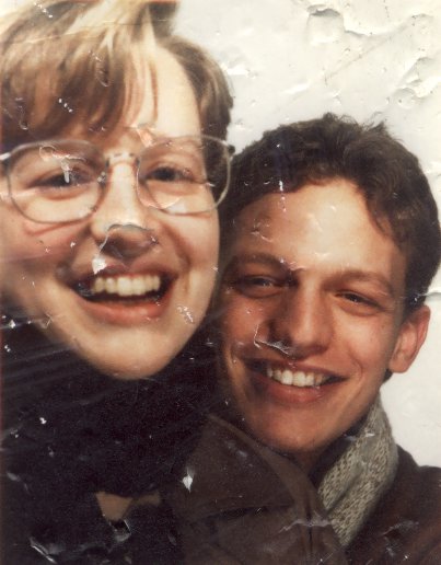 Visages côte à côte d’une jeune femme blonde à lunettes et d’un jeune homme brun.