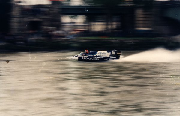 Bateau de course sur une rivière, numéro 10.ᴬᴵ