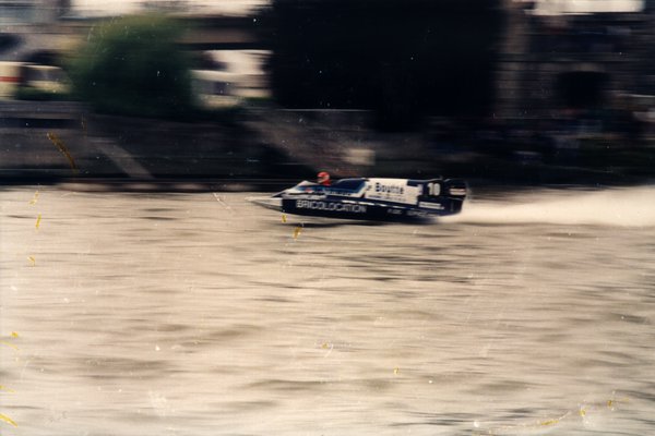 Bateau de course sur une rivière.ᴬᴵ