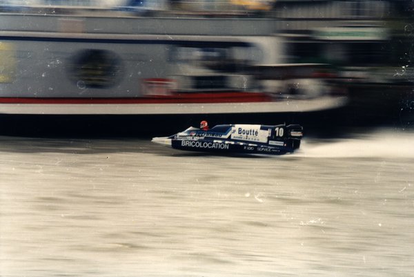 Bateau de course à côté d'un grand bateau.ᴬᴵ