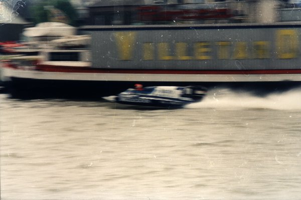 Bateau de course longeant un bateau portant l'inscription « Villetas ».ᴬᴵ