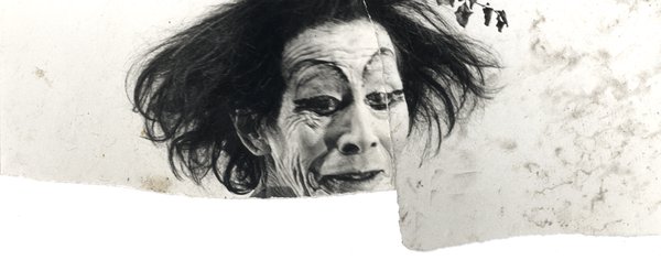 Visage maquillé d’un danseur de buthô japonais. Image déchirée. Noir et blanc.