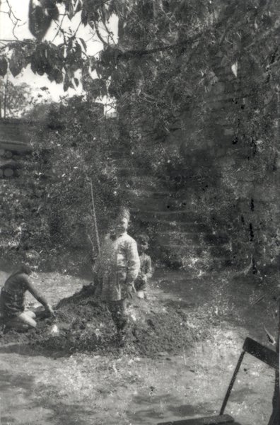 Deux enfants dans un jardin. Noir et blanc.