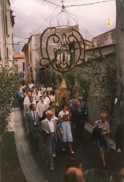 Procession religieuse dans une rue.
