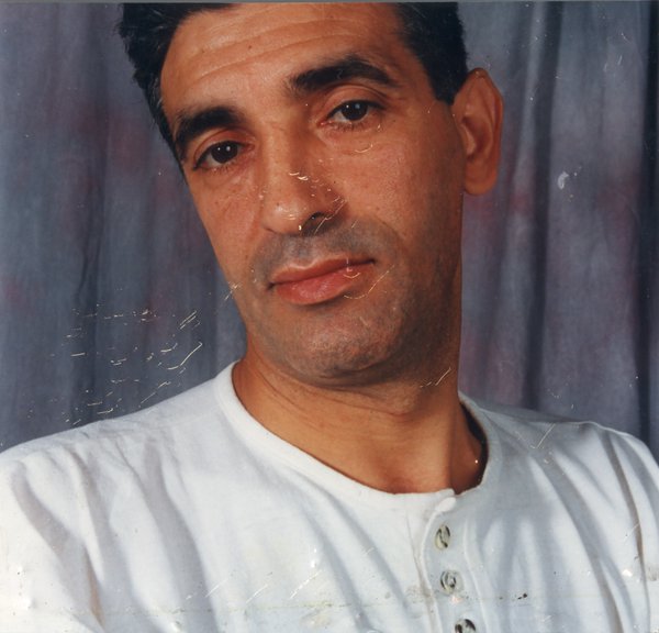 Buste d’homme brun en sweat blanc.