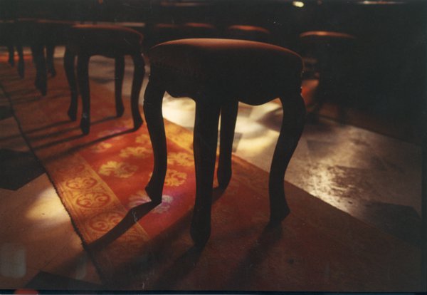 Tabourets et tapis.