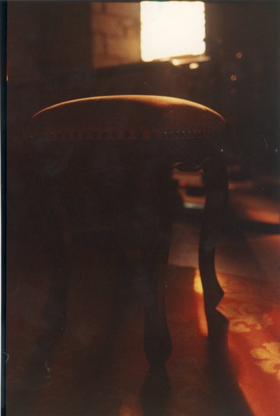 Tabouret sur un tapis.