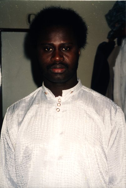 Portrait d'un homme en chemise blanche brodée.ᴬᴵ