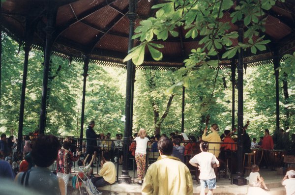 Concert dans un kiosque à musique.