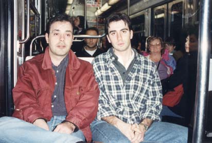 Deux hommes bruns assis dans une rame de métro.