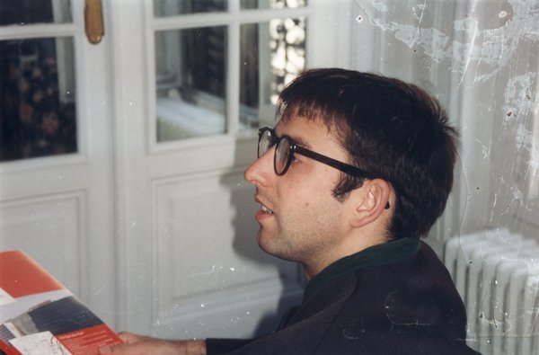 Visage de profil d’homme à lunettes.
