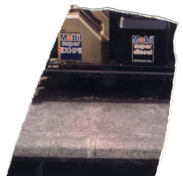 Bidons de Super Diesel de marque Mobile. Fragment.