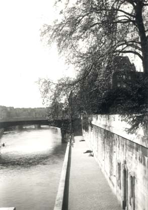 Quai au bord de la Seine à Paris. Noir et blanc.