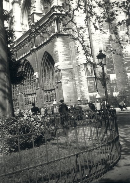 Parvis de la cathédrale Notre-Dame et square. Noir et blanc.