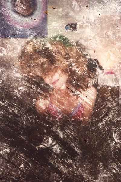 Femme. Image très abîmée.