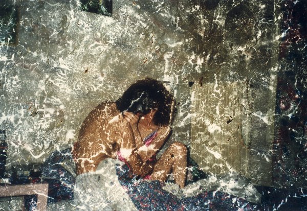 Homme et femme enlacés sur un lit.