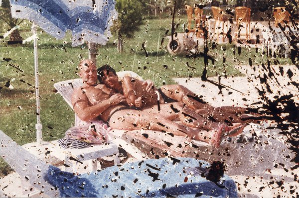 Hommes et femmes en maillots de bains enlacés sur des transats.