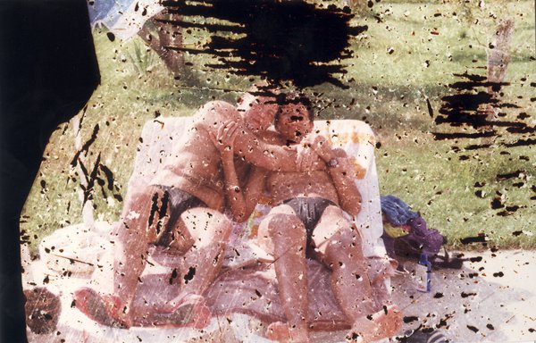 Hommes et femmes en maillots de bains enlacés sur des transats.