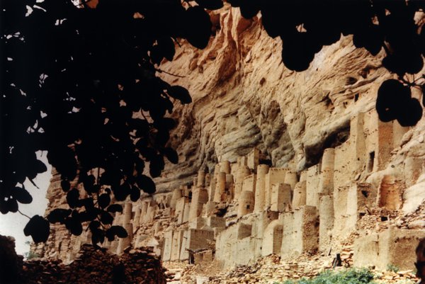 Village Dogon en pisé au pied de la falaise de Bandiagara (Mali).