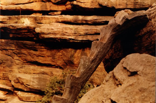 Rochers de falaise et circuit d’écoulement d’eau en bois.