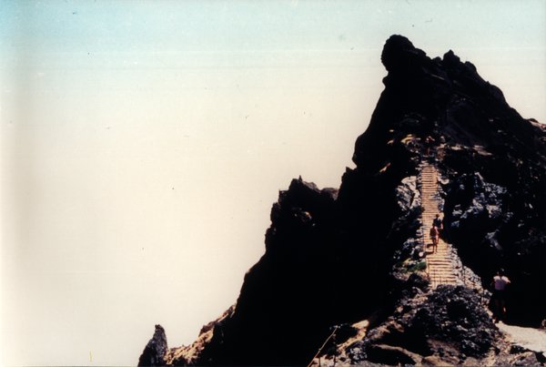 Chemin de crête avec escalier.